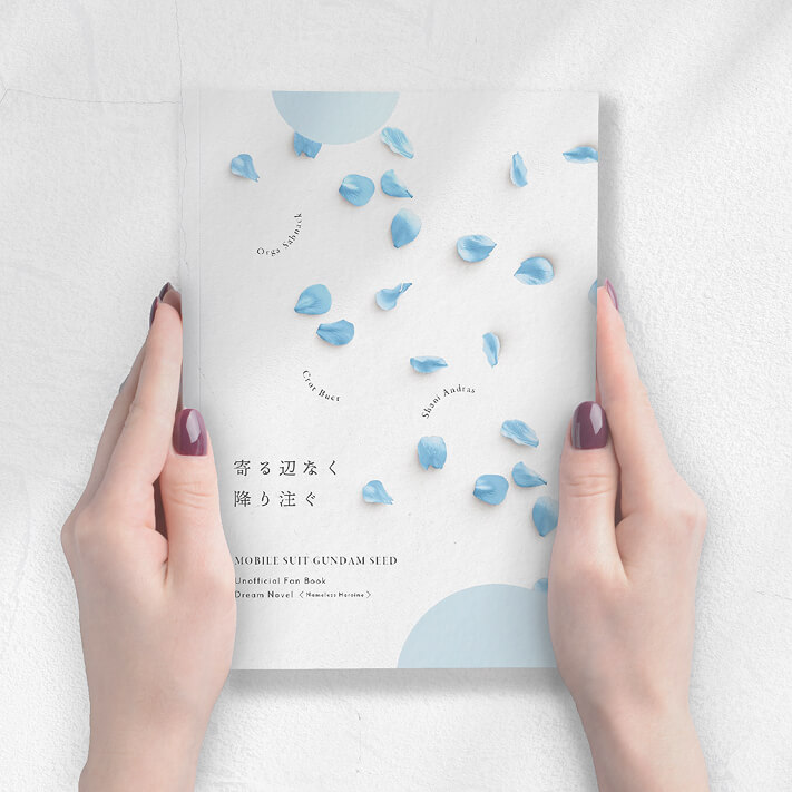 キービジュアル、作例を手に持っている様子